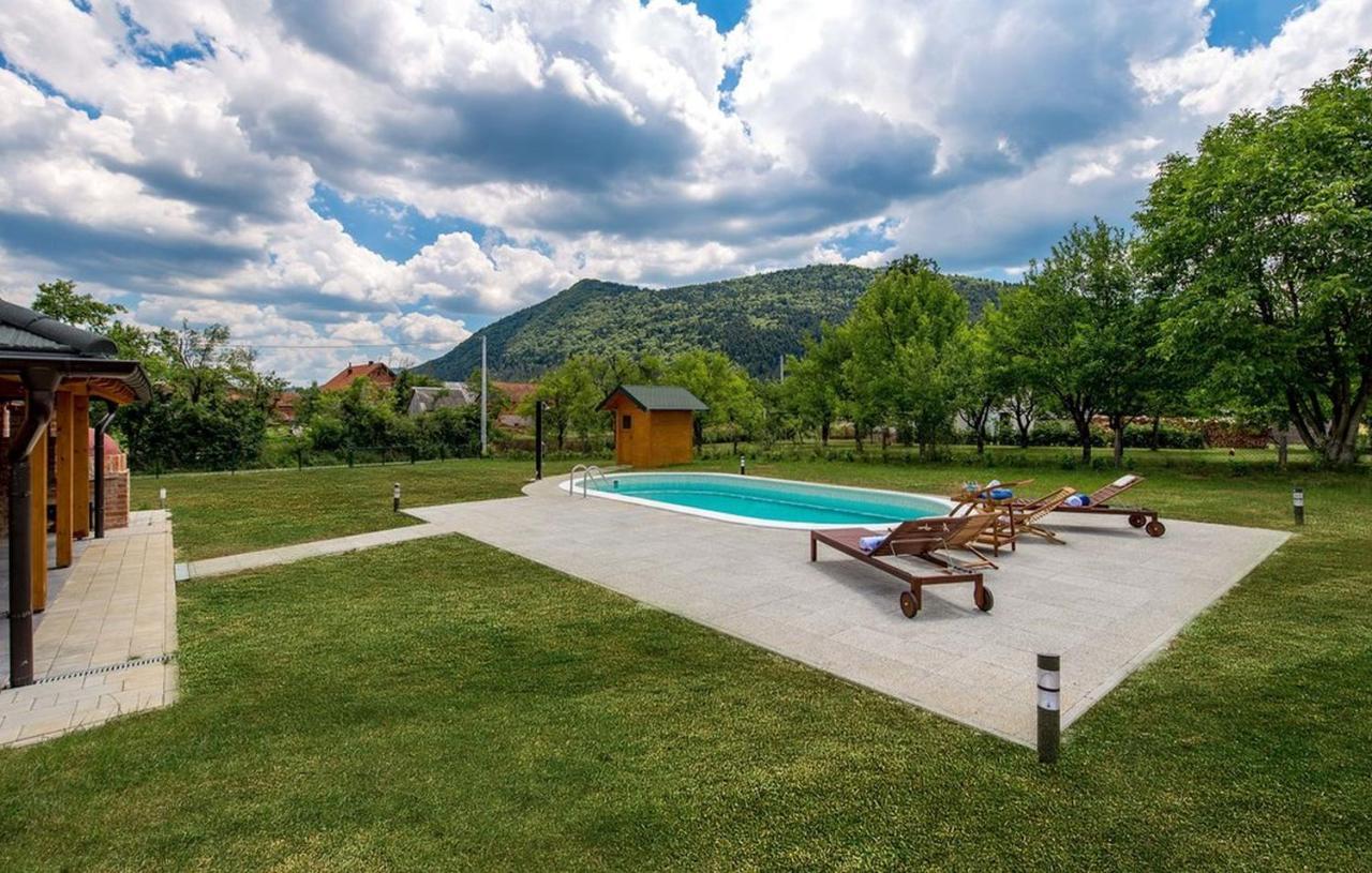 V'S Place - Wooden House With Heated Pool And Outdoor Sauna Otočac Exterior foto